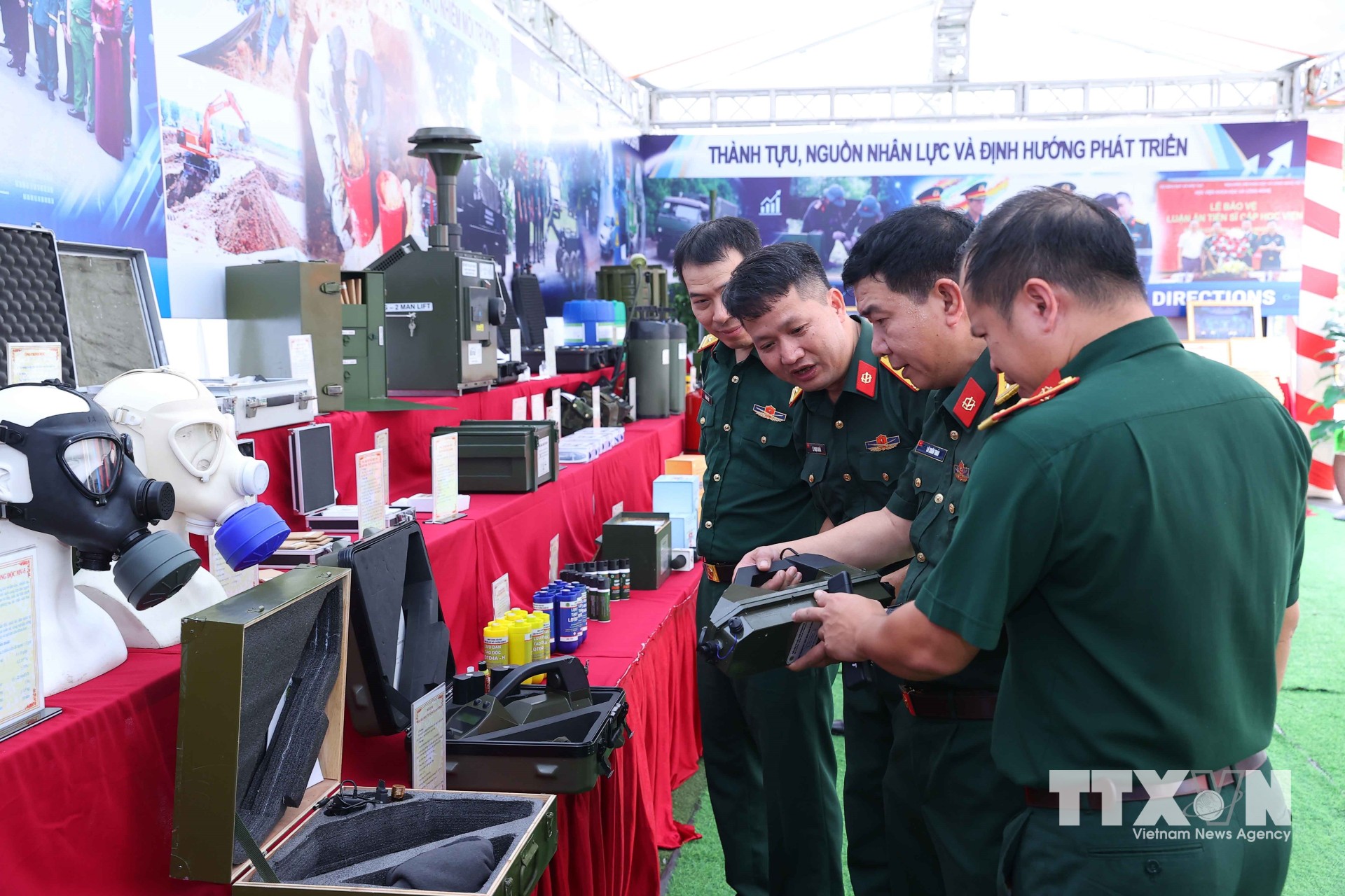 Các đại biểu tham quan khu trưng bày các sản phẩm máy móc, thiết bị tại hội thảo. (Ảnh: Văn Điệp/TTXVN)